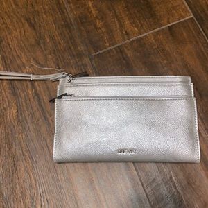 Nine West metallic wristlet BN
